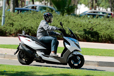 La prudencia es la mejor manera de evitar accidentes: en moto o scooter conduce siempre a la defensiva. conduccion-defensiva-ciudad-kymco-yager-p