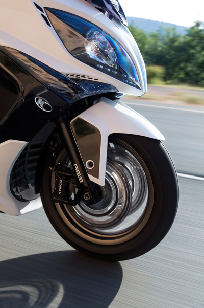 Incluso en las motos dotadas de ABS de última generacion como esta Kymco Xciting 400i es mejor evitar las rayas blancas conduccion-defensiva-freno-ABS-kymco-p