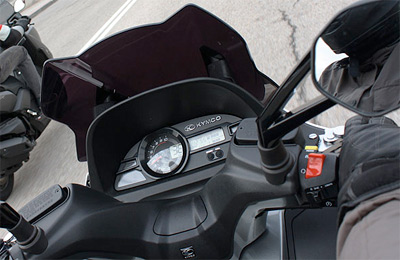 No es suficiente con usar los espejos: en algunos cruces o cambios de carril mejor girar el cuello conduccion-defensiva-instrumentacion-kymco-xciting-400-p