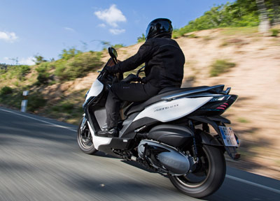 Kymco incluye seguro con cobertura de robo en el precio final del Xciting 400i ABS kymco-xcting-400i-ABS-p3