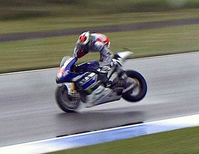 Esta fue la caída que le produjo la fractura de clavícula durante los entrenamientos. Se operó y al día siguiente corrió jorge-lorenzo-caida-assen