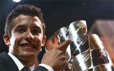 Marc Márquez con el trofeo de campeón del mundo de MotoGP 2014 marquez-trofeo-campeon-motogp-2014