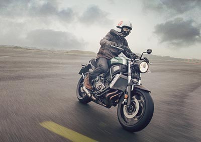 La Yamaha XSR700 en acción Yamaha XSR700 frontal