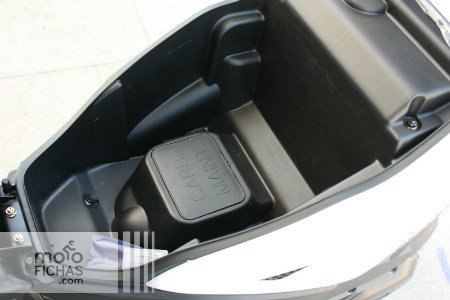 10 Prueba Kymco Agility City 125 hueco casco lateral