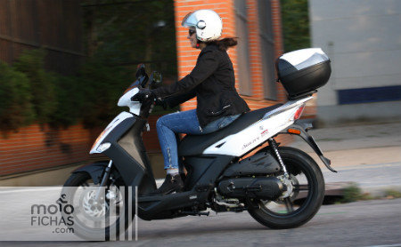 prueba-kymco-agility-city-125-accion lateral