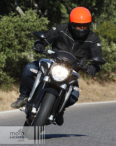 prueba-mv-agusta-brutale-800-accion-lateral-2