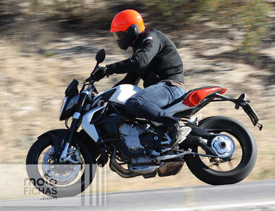 prueba-mv-agusta-brutale-800-accion-lateral
