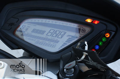prueba-mv-agusta-brutale-800-detalle-instrumentacion-lateral