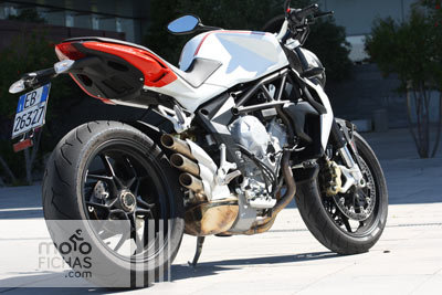 prueba-mv-agusta-brutale-800-estatica-trasera-lateral
