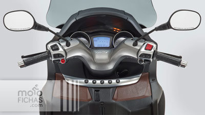 El rediseño del contraescudo ha sido completo en el nuevo MP3 500 LT piaggio-mp3-500-lt-2014-prueba-instrumentacion-lateral