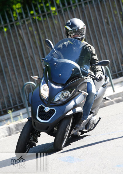 El nuevo Piaggio MP3 500 LT sigue mostrando un comportamiento dinámico muy bueno piaggio-mp3-500-lt-2014-prueba accion2