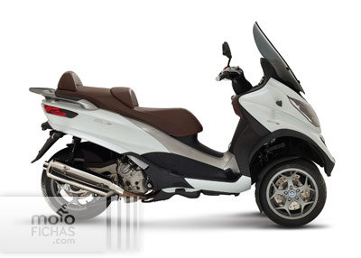 La elegancia sigue siendo distintiva del nuevo MP3 pero su aspecto es más vanguardista piaggio-mp3-500-lt-2014-prueba blanca-lateral