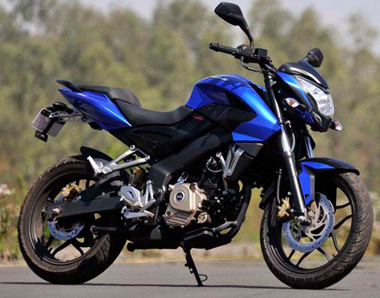 Bajaj Pulsar 375::Aprovechando el motor de la nueva Duke 350, la marca hindú lanzará esta naked para el mercado asiático. bajaj-pulsar-375