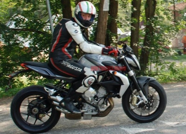 mv-agusta-brutale-675-accion
