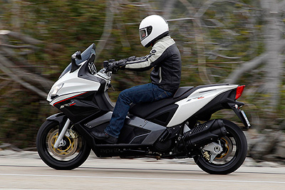 aprilia-srv-850-accion-lateral
