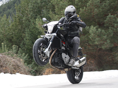 husqvarna-nuda-900-accion-lateral