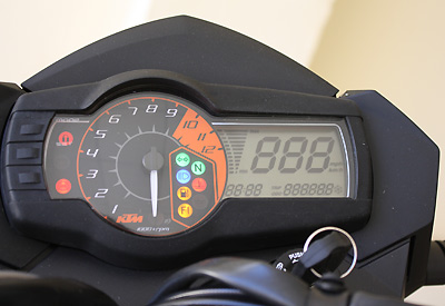 prueba-ktm-990-supermoto-r-detalle-instrumentacion-lateral