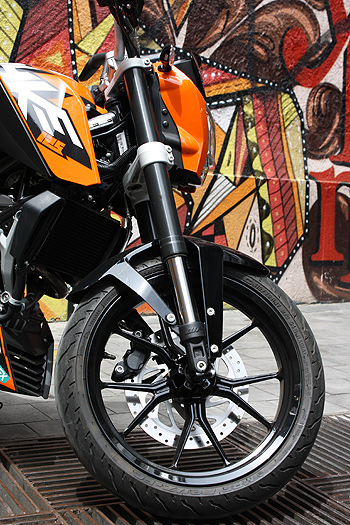 prueba-ktm-duke-125-tren-delantero